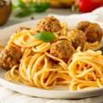 Domowe spaghetti z klopsikami jak z włoskiej restauracji. Przepis jest tak banalny, że nie uwierzysz