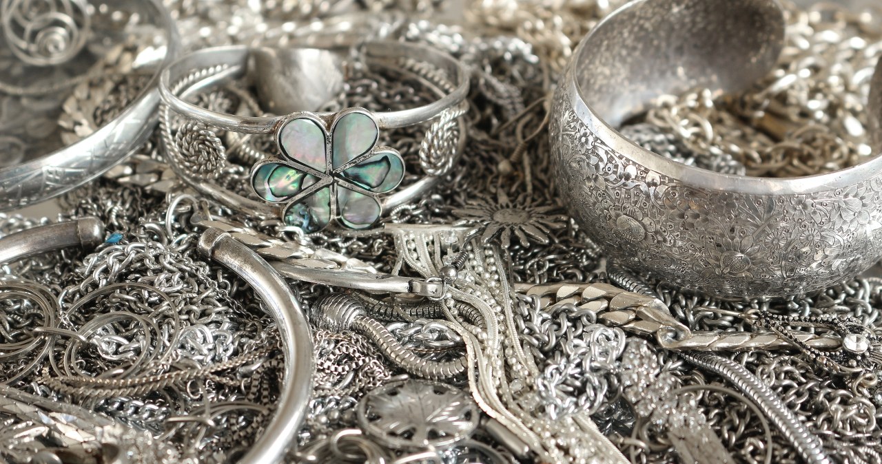 Domowe sposoby na czyszczenie srebrnej biżuterii są zazwyczaj łagodniejsze od chemicznych, silnych sklepowych preparatów. A co za tym idzie, są także bezpieczniejsze /Pixel
