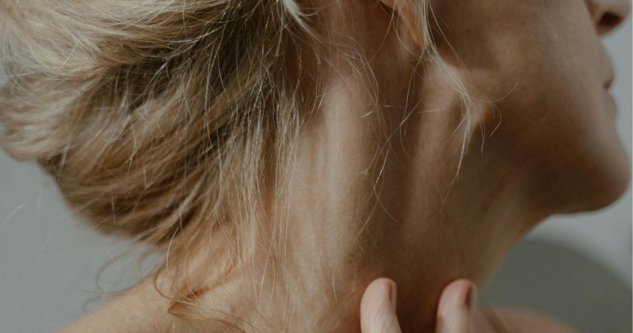 Domowe sposoby na pielęgnację szyi i dekoltu dla kobiet 50+ /Ron Lach /pexels.com