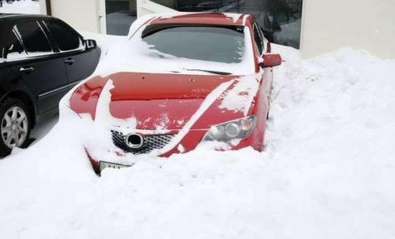 Domowe sposoby na rozruszanie auta zimą mogą doprowadzić do katastrofy /East News