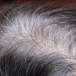 Domowe sposoby na siwe włosy. Jak się ich pozbyć?