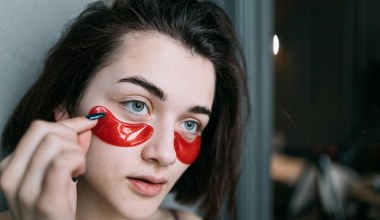 Domowe żelowe płatki pod oczy. Odkryj sekret odświeżenia skóry za grosze