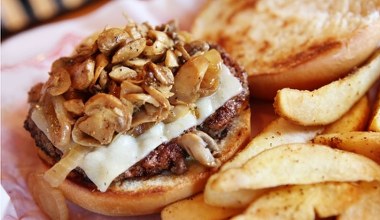 Domowy burger wyjdzie jak z restauracji. Dodaj składnik, a będzie soczysty jak nigdy