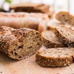 Domowy chleb pełnoziarnisty na zdrowe jelita. Dodaj do niego niecodzienny składnik