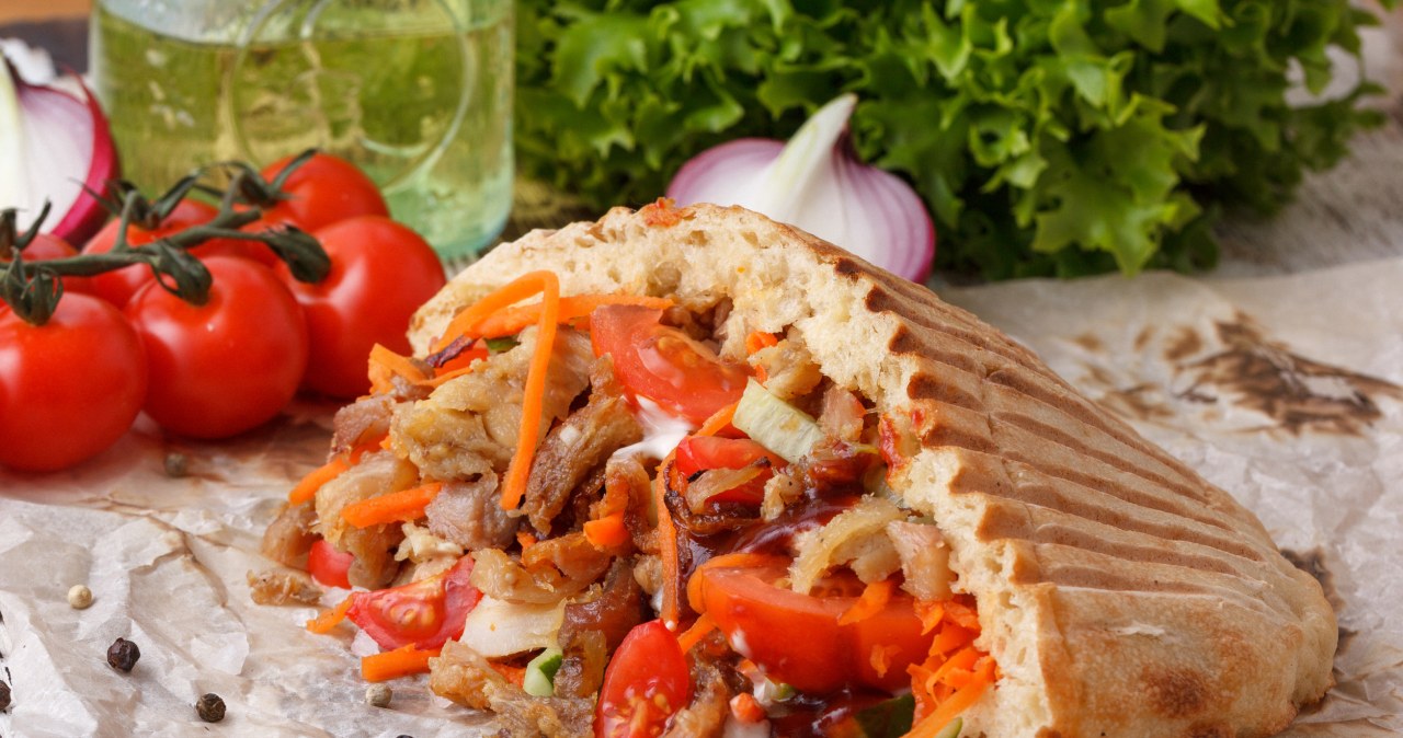 Domowy kebab po polsku może być świetną alternatywą dla fast-foodów, które możesz kupić na mieście /danilsneg /123RF/PICSEL