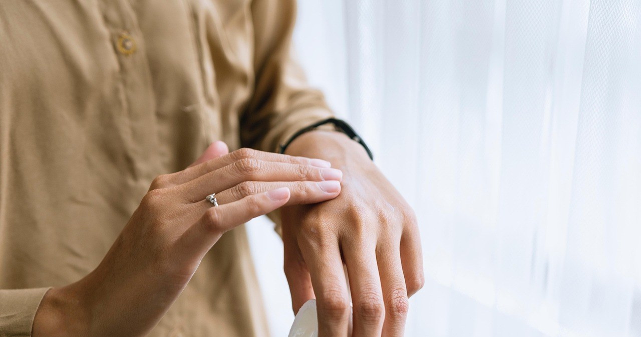 Domowy krem z olejem kokosowym pomaga ukoić bardzo suchą skórę /IqbalStock /Pixabay.com