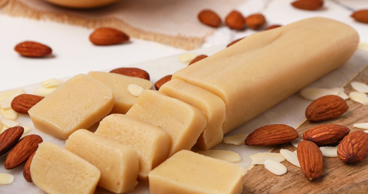 Domowy marcepan do ciast powstaje z 4 składników /serezniy /123RF/PICSEL