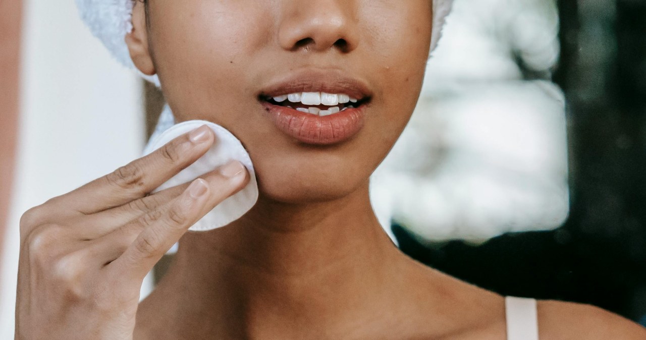 Domowy, naturalny płyn do demakijażu zrobisz z połączenia oleju migdałowego i wody /Sora Shimazaki /pexels.com