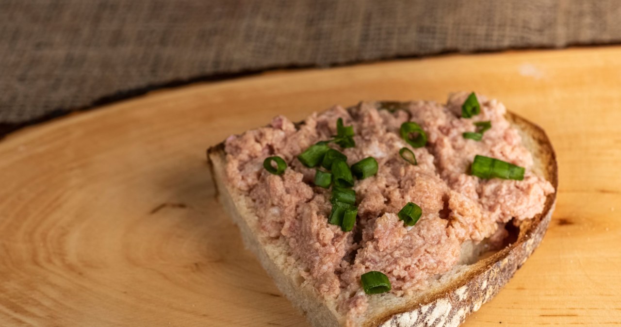 Domowy pasztet z mięsa z rosołu i wątróbki to prawdziwy rarytas /rlat /123RF/PICSEL