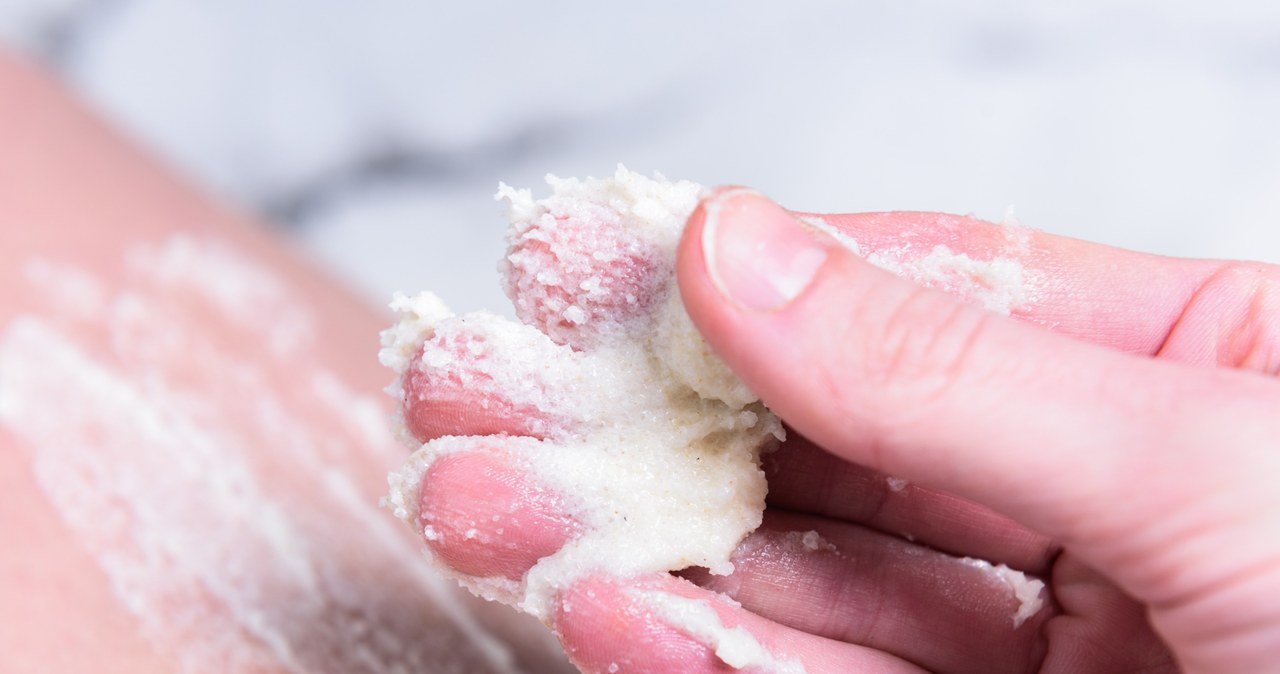 Domowy peeling rozprawi się z szorstką i przesuszoną skórą dłoni /123RF/PICSEL