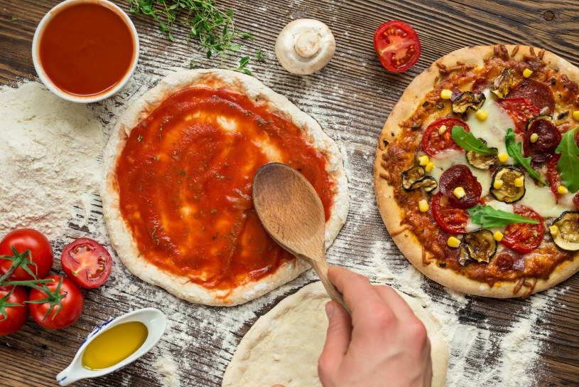 Domowy przepis na pizzę. Tak pyszny, że zawsze piekę w blaszce XXL