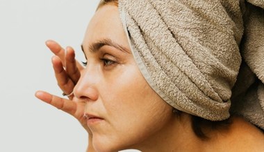 Domowy sposób na cienie pod oczami. Pokrój w plasterki i przyłóż na powieki