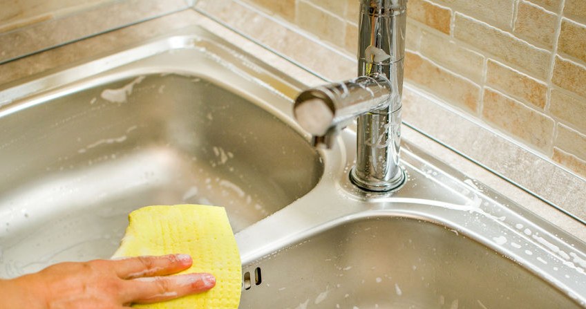 Domowy sposób na czysty i lśniący kran. Tak zabezpieczysz go przed zaciekami /123RF/PICSEL