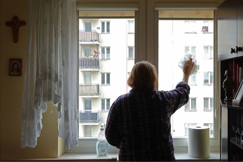 Domowy sposób na mycie okien bez smug. Wymieszaj z wodą i umyj szyby