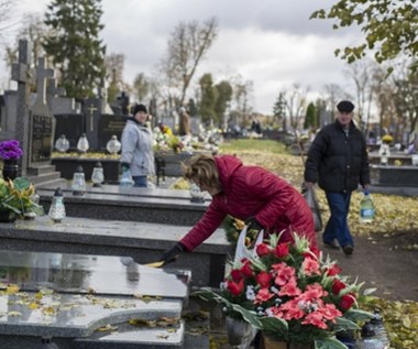 ​Domowy środek do czyszczenia nagrobka. Będzie lśnił z daleka i nie zniszczysz płyty