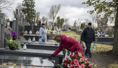 ​Domowy środek do czyszczenia nagrobka. Będzie lśnił z daleka i nie zniszczysz płyty