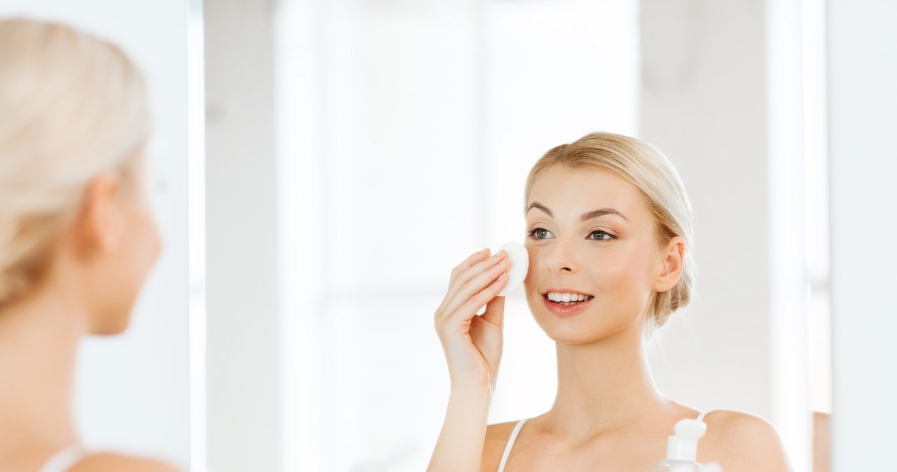 Domowy tonik z rozmarynu łagodzi cerę naczynkową i dodaje jej blasku /123RF/PICSEL