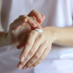 jak nawilżyć suche dłonie Domowy trik, który odmienia zimowe dłonie. Działa lepiej niż drogi zabieg