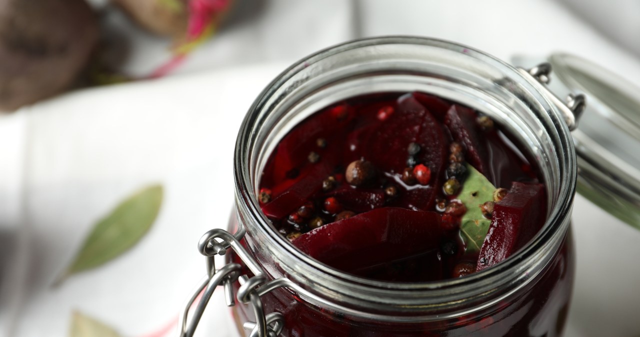 Domowy zakwas z buraków to niezawodna baza do wigilijnego barszczu — ma intensywny kolor, czysty aromat i naturalną kwaskowość. /liudmilachernetska /123RF/PICSEL