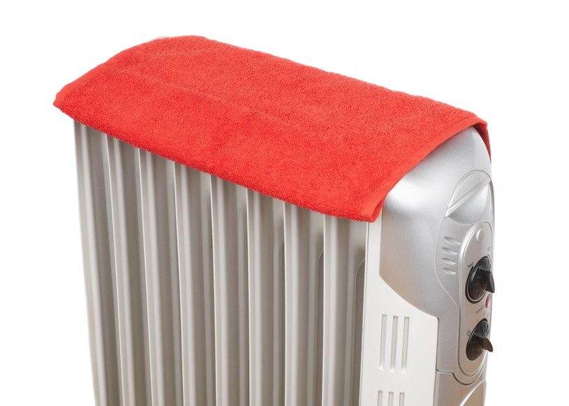 Domowym sposobem nawilżysz powietrze wieszając mokre ręczniki na grzejnikach /123RF/PICSEL
