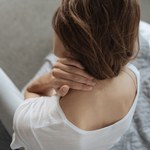 Domowymi sposobami zmniejszysz brzydką kulę na karku. Poprawisz też postawę