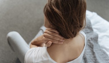 Domowymi sposobami zmniejszysz brzydką kulę na karku. Poprawisz też postawę