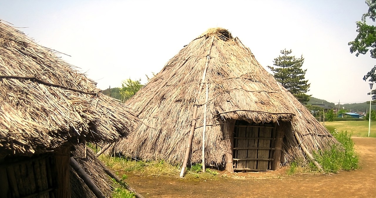 Domy łowców-zbieraczy posiadały wydzielone strefy dla różnych zadań /Kumamushi /Wikimedia