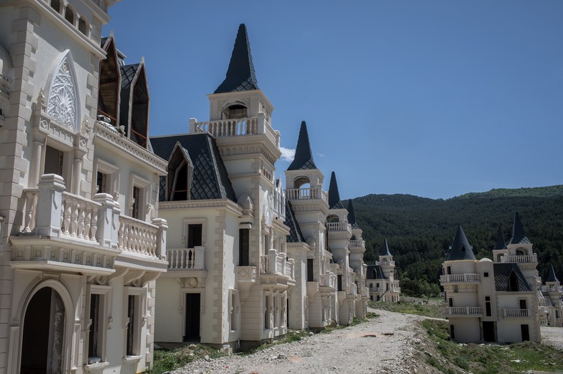 Domy przypominają trochę nieudaną kopię disneyowskiego zamku /Chris McGrath /Getty Images