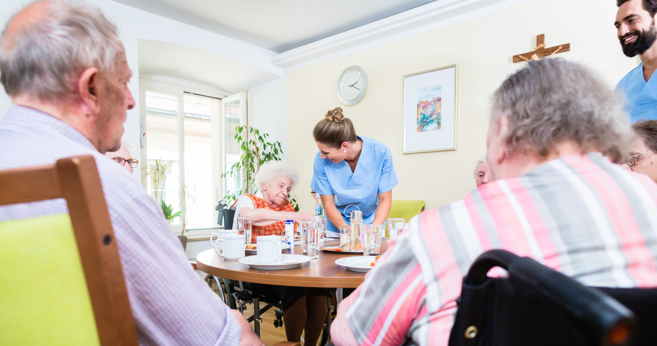 Domy spokojnej starości to placówki, które zapewniają osobom starszym całodobową opiekę i wsparcie /123RF/PICSEL