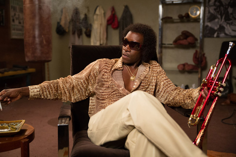 Don Cheadle wyreżyserował i zagrał tytułową rolę w dramacie muzycznym "Miles Davis i ja" /materiały prasowe