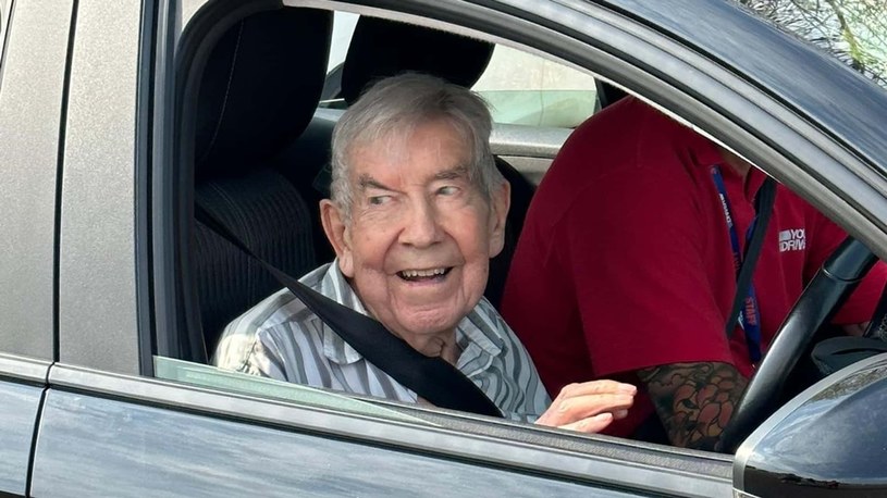 Don Mitchell w wieku 99 lat wrócił za kierownicę / foto: Yorkare Homes /