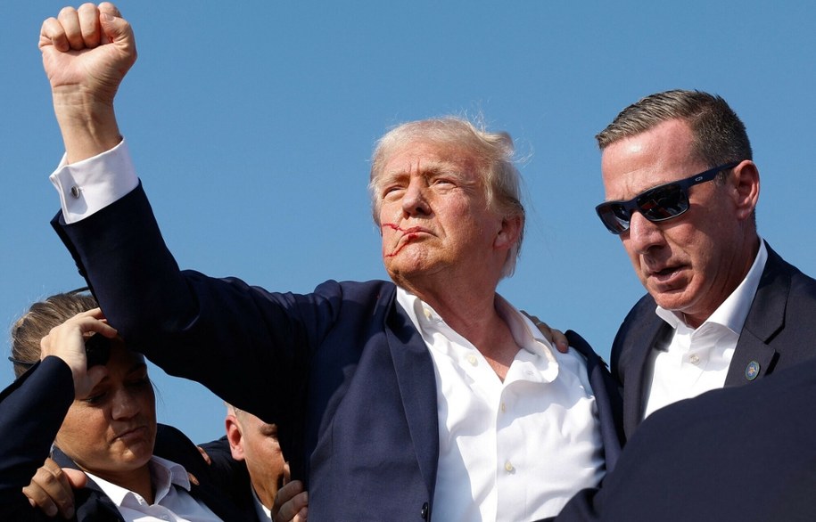 Donald Trump chwilę po próbie zamachu na jego życie /ANNA MONEYMAKER/Getty AFP /East News