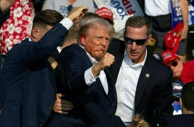 Donald Trump i agenci Secret Service po zamachu na życie byłego prezydenta USA /REBECCA DROKE/AFP /East News