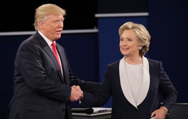 Donald Trump i Hillary Clinton podają sobie ręce na zakończenie drugiej telewizyjnej debaty prezydenckiej, która odbyła się 9 października na Washington University w St. Louis w stanie Missouri /GARY HE /PAP/EPA