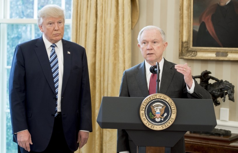 Donald Trump i Jeff Sessions /SAUL LOEB /AFP