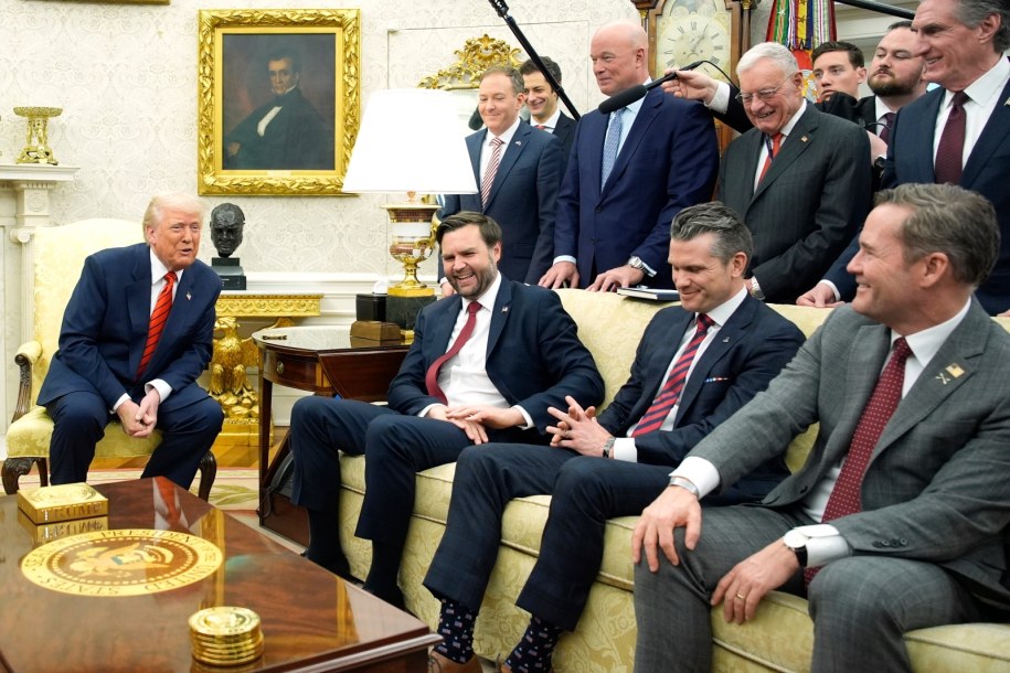 Donald Trump i jego doradcy podczas spotkania z szefem NATO w Białym Domu /YURI GRIPAS /PAP/EPA