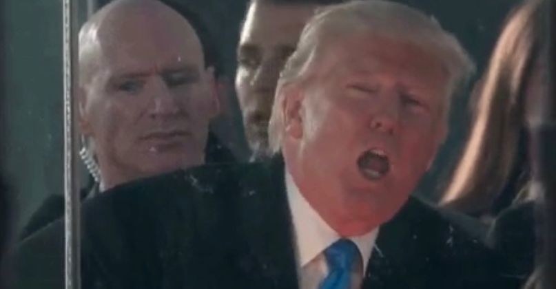 Donald Trump i jego ochroniarz, który w trakcie koncertu wyglądał na zdegustowanego /
