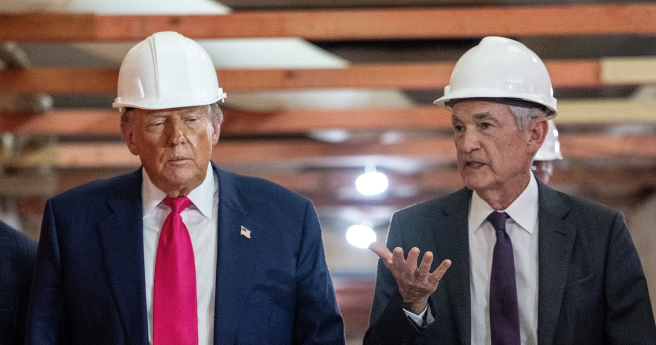Donald Trump i Jerome Powell podczas wizysty w remontowanej siedzibie Fedu /ANDREW CABALLERO-REYNOLDS /AFP