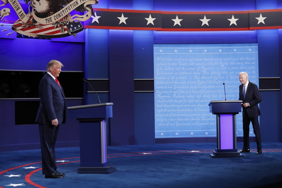 Donald Trump i Joe Biden podczas ostatniej debaty prezydenckiej przed wyborami w USA /SHAWN THEW    /PAP/EPA
