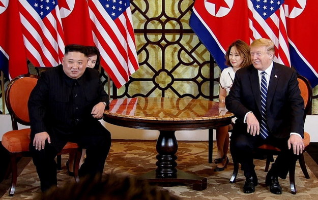 Donald Trump i Kim Dzong Un podczas rozmów w Hanoi /HOST BROADCAST / POOL /PAP/EPA