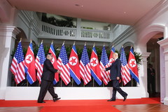 Donald Trump i Kim Dzong Un w Singapurze. Te zdjęcia przejdą do historii