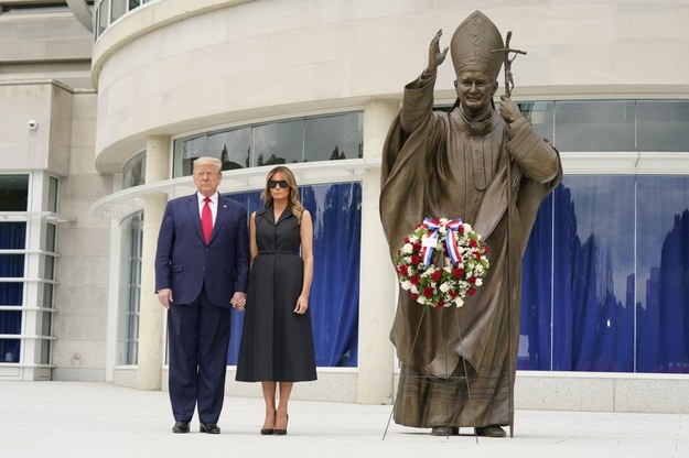Donald Trump i Melania Trump przed pomnikiem Jana Pawła II /CHRIS KLEPONIS / POOL /PAP/EPA