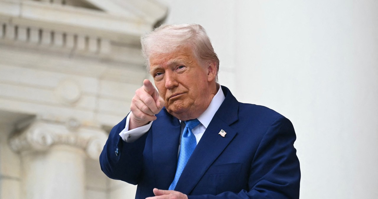 Donald Trump kontra uniwersytety. Departament Stanu USA nakazał zawieszenie przetwarzania wiz studenckich /SAUL LOEB/AFP /AFP