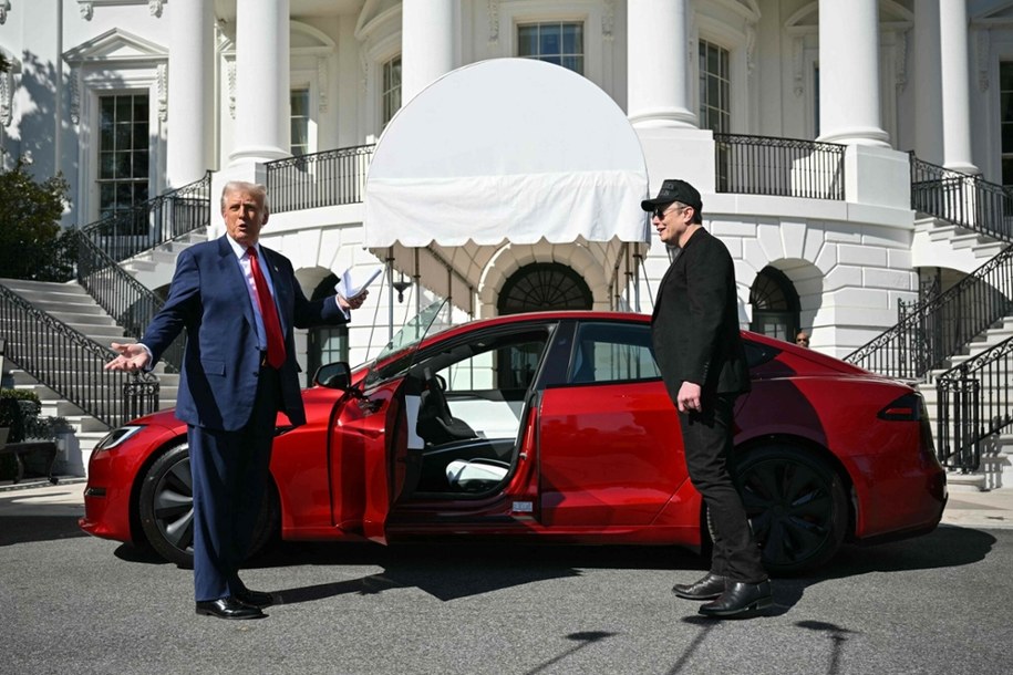 Donald Trump kupił czerwoną Teslę w marcu /MANDEL NGAN/AFP/East News /East News