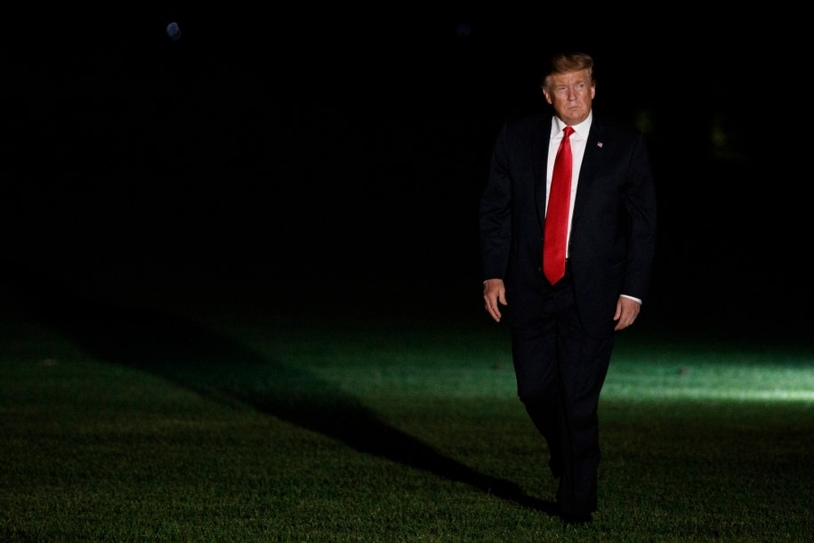 Donald Trump miał zleci byłemu doradcy odmowę zeznań /SHAWN THEW    /PAP/EPA