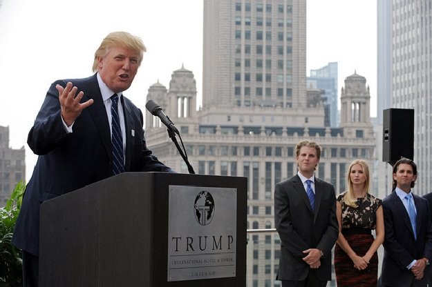 Donald Trump na konferencji w swoim Trump International Hotel and Tower w Chicago /AFP