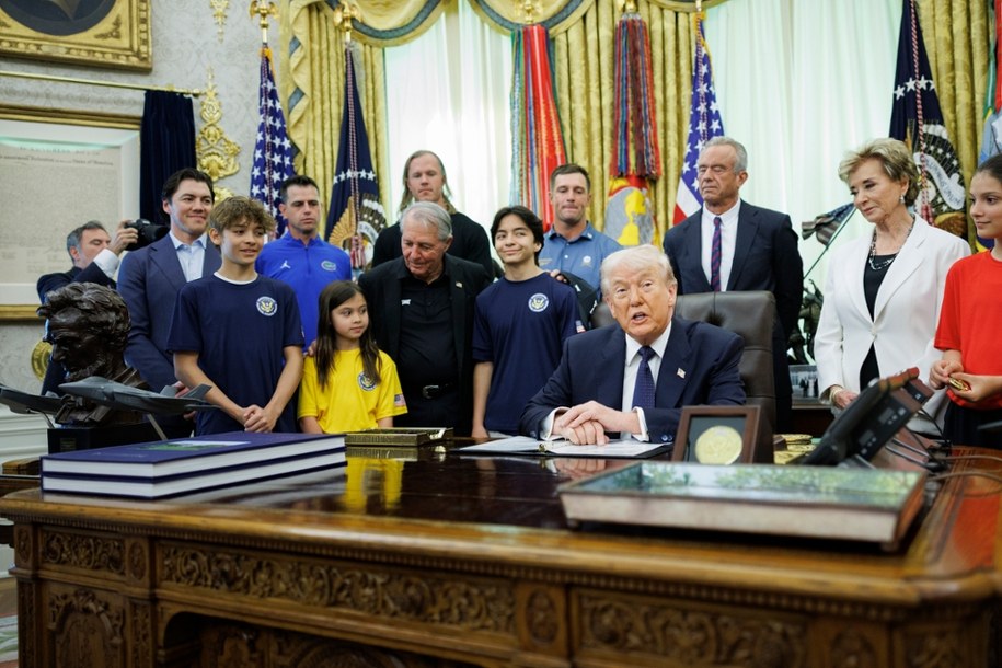 Donald Trump na spotkaniu z dziećmi w Gabinecie Owalnym /TOM BRENNER / POOL /PAP/EPA