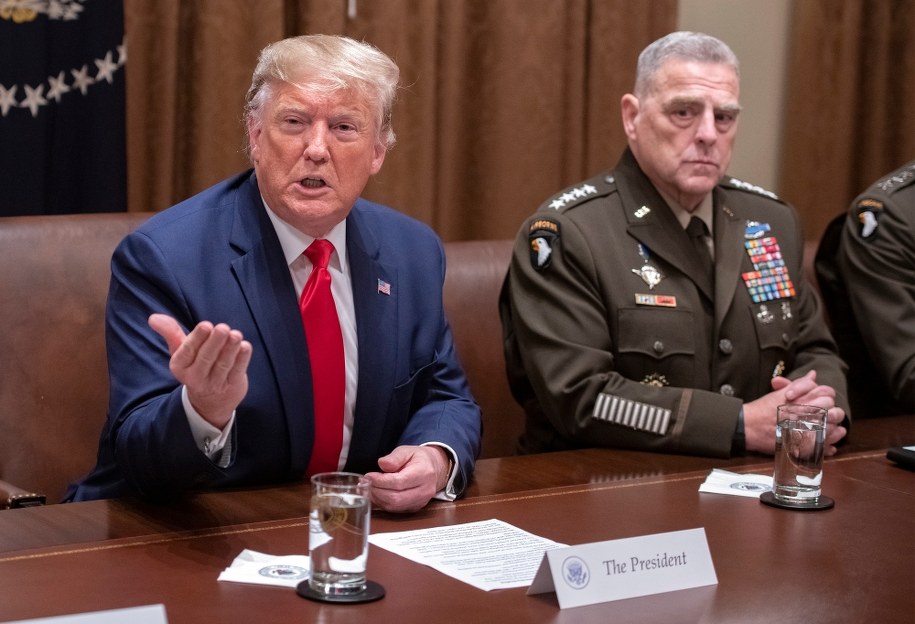 Donald Trump odpowiada na pytania dziennikarzy w Białym Domu /RON SACHS/POOL /PAP/EPA