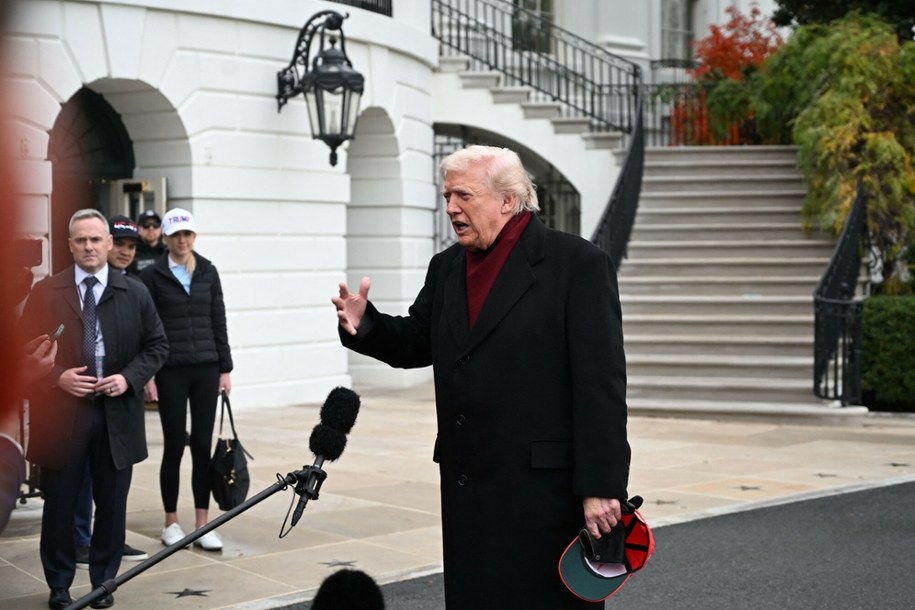 Donald Trump odpowiedział na kilka pytań przed wylotem do bazy Andrews /East News
