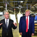 Donald Trump „otwiera” nową fabrykę Apple